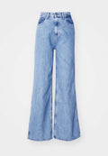 Helle blaue Jeans mit weitem Bein und hohem Bund, vorderen Taschen und gesteppten Nähten. Der Stoff hat eine leichte Textur, die typisch für Denim ist.