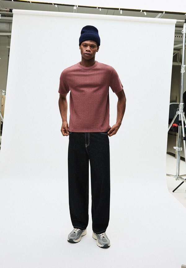 Bershka TEXTURED SHORT SLEEVE - T-SHIRT - Basic T-shirt - bordeaux