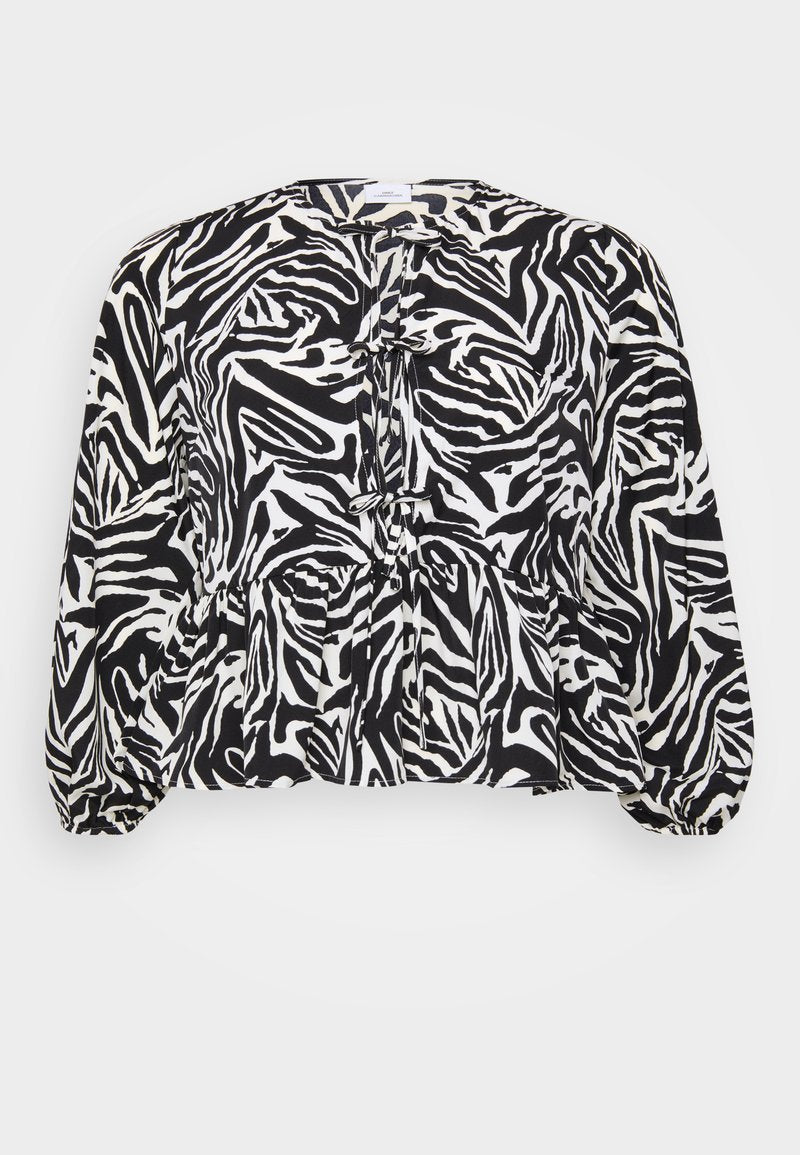 Schwarz-weiße Bluse im Zebra-Print mit Peplum-Saum, gefältelten Details, runder Ausschnitt und langen Puffärmeln. Weiche Stofftextur.