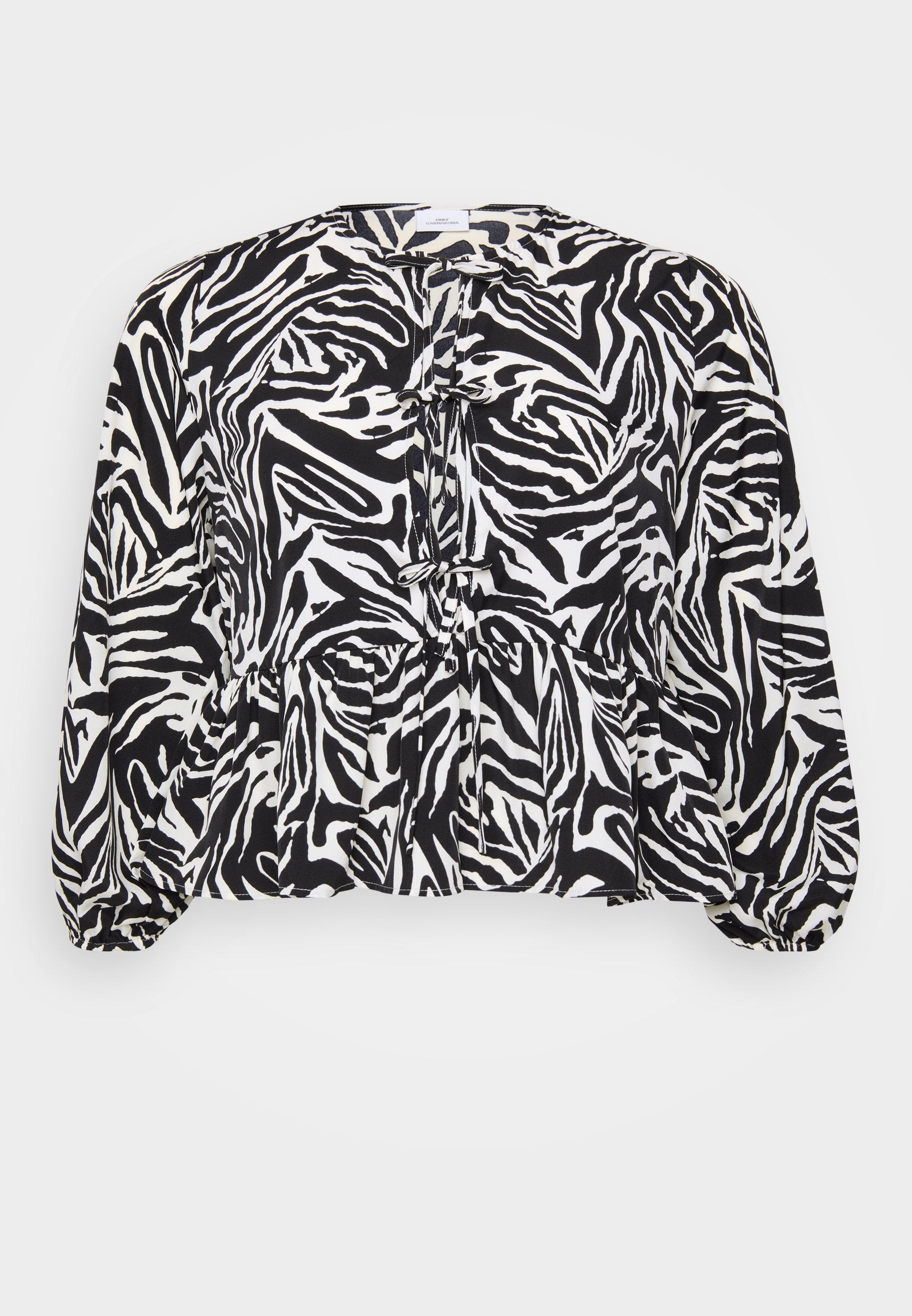 Schwarz-weiße Bluse im Zebra-Print mit Peplum-Saum, gefältelten Details, runder Ausschnitt und langen Puffärmeln. Weiche Stofftextur.