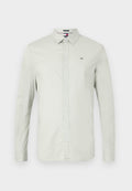 Hellgrünes Langarmshirt aus Baumwolle, mit Button-down-Kragen, vorderen Knöpfen und kleinem Logo auf der linken Brust.