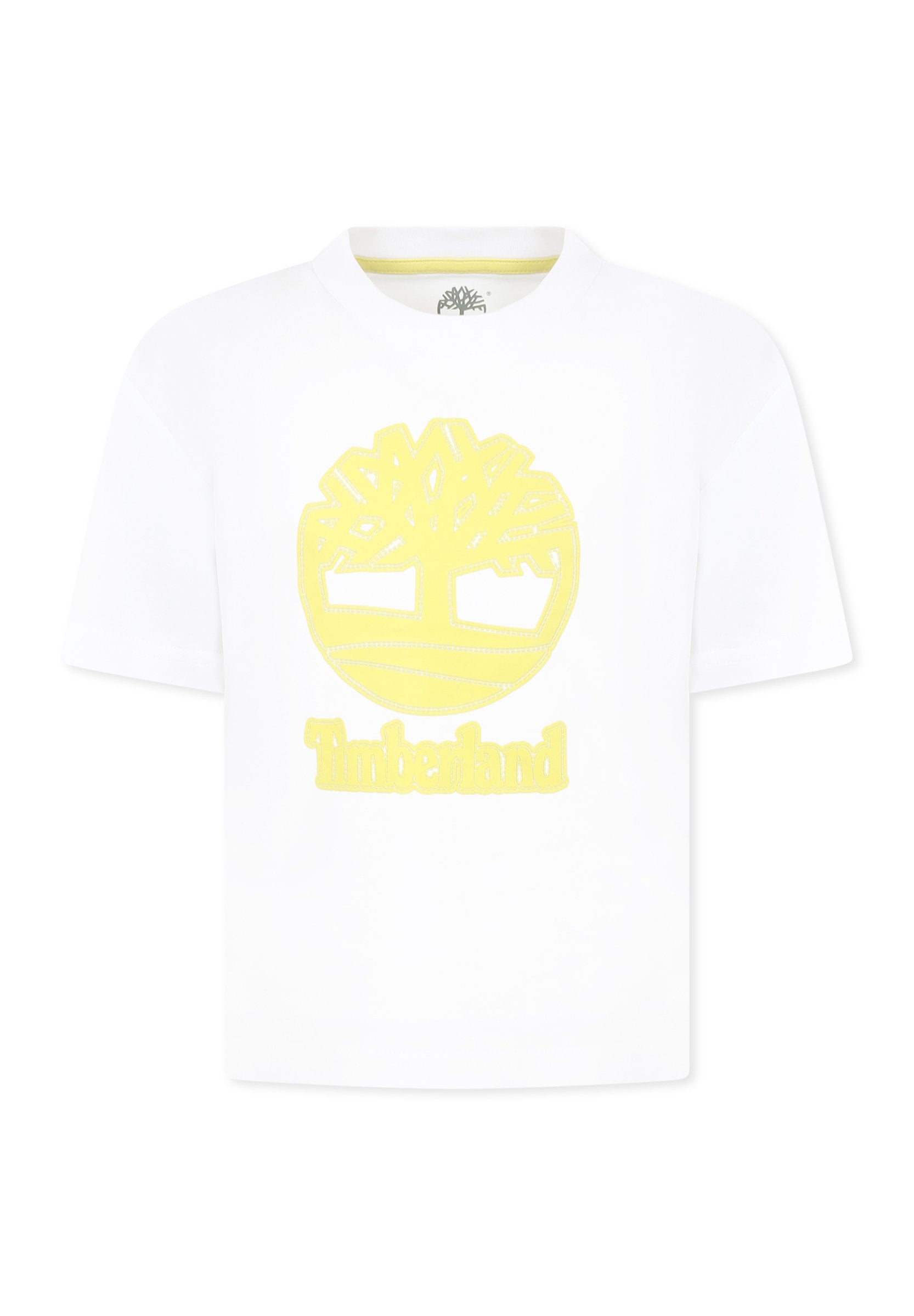 Weißes Baumwoll-T-Shirt mit einem großen, gelb umrandeten Timberland-Baumlogo und Text darunter. Kurze Ärmel und klassischer Rundhalsausschnitt.