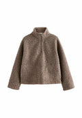 Brauner Fleece-Pullover mit hohem Kragen und halbem Reißverschluss. Verfügt über eine strukturierte Oberfläche und eine lockere Passform.