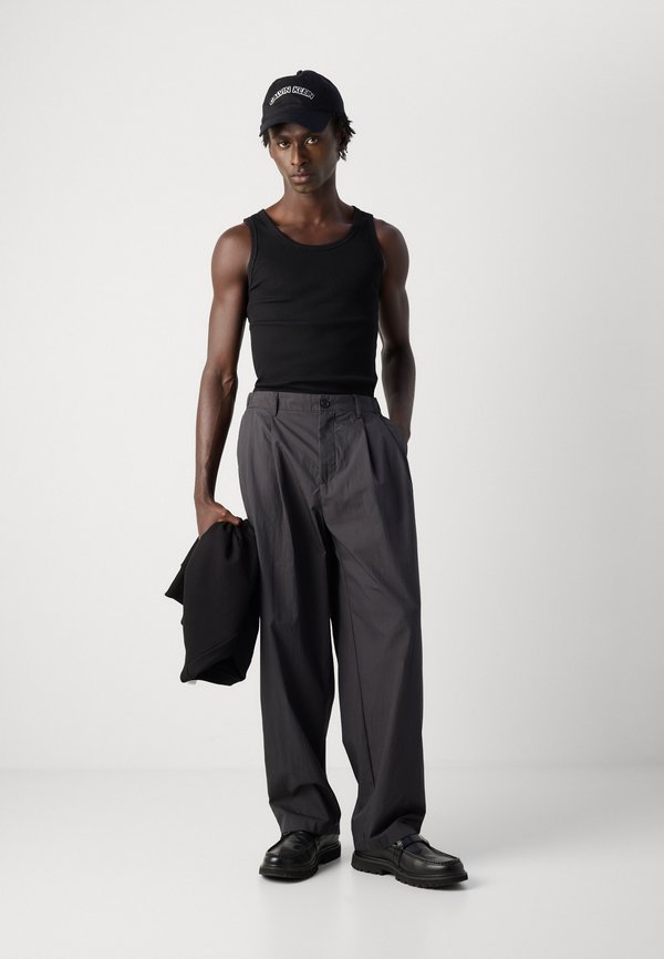 Calvin Klein PLEATED