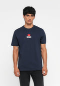 Navyblaues Baumwoll-T-Shirt mit einem runden Halsausschnitt und kurzen Ärmeln. Zentrales Logo in Rot und Weiß mit der Aufschrift "DIESEL."