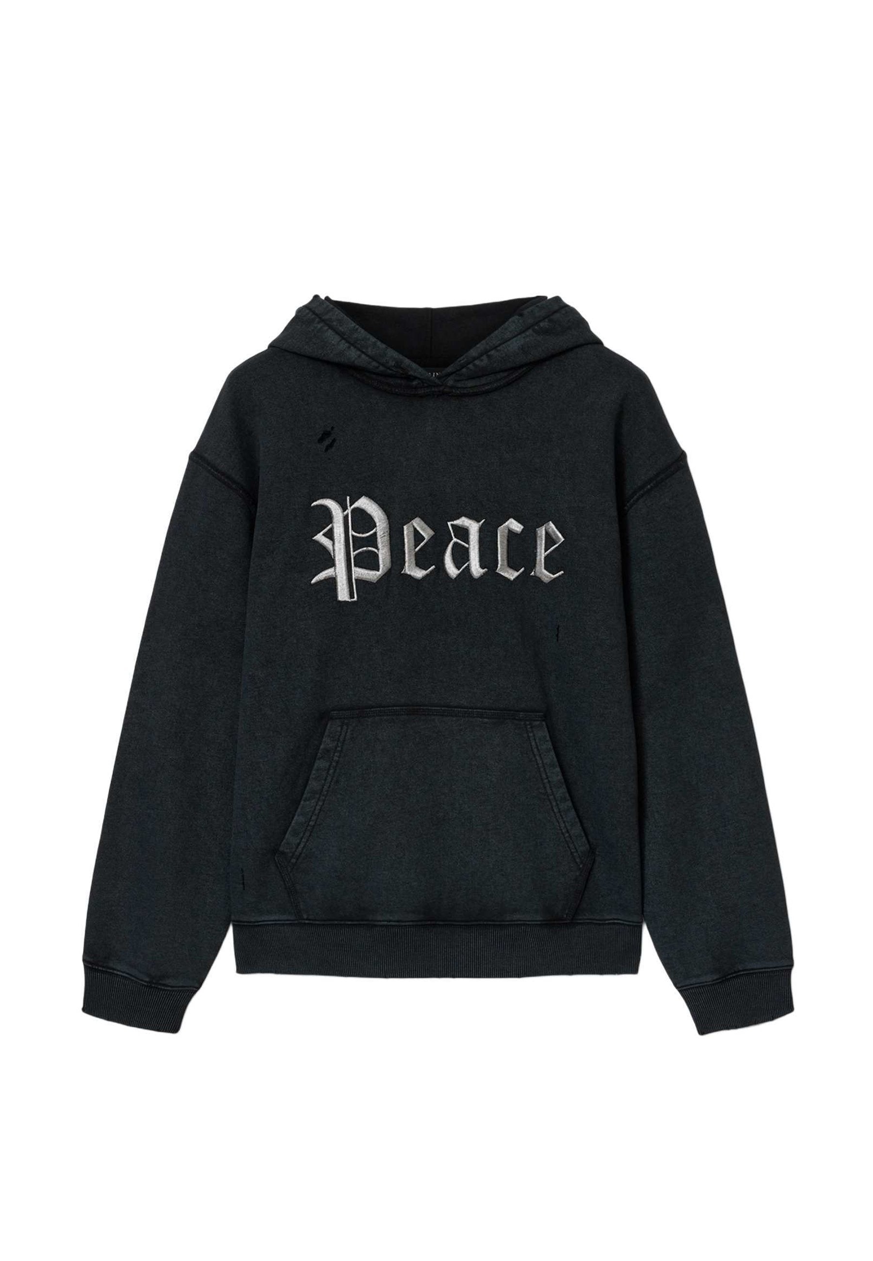 Schwarzer Hoodie mit Fronttasche und weißem, im gotischen Stil gehaltenem "Peace"-Schriftzug auf der Brust, mit leicht abgenutzten Details.