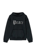 Schwarzer Hoodie mit Fronttasche und weißem, im gotischen Stil gehaltenem "Peace"-Schriftzug auf der Brust, mit leicht abgenutzten Details.