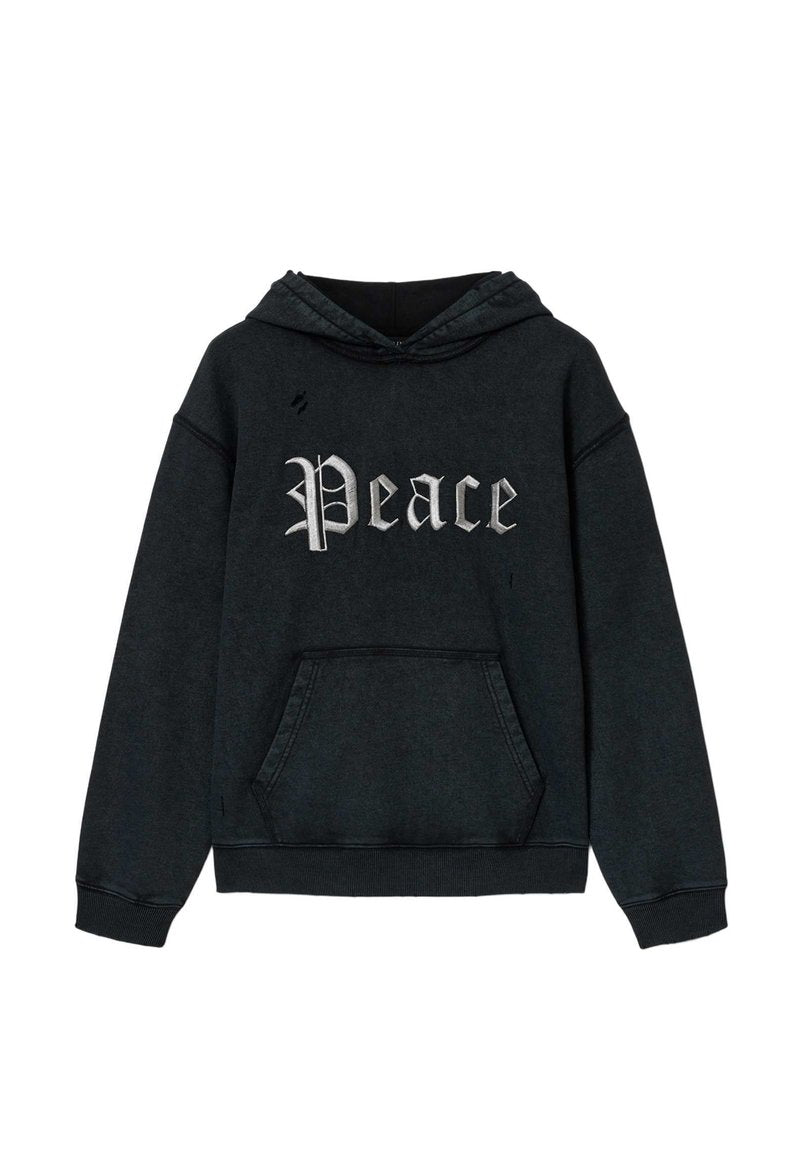 Schwarzer Hoodie mit Fronttasche und weißem, im gotischen Stil gehaltenem "Peace"-Schriftzug auf der Brust, mit leicht abgenutzten Details.