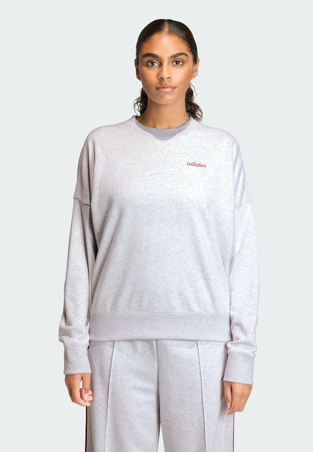 adidas Sportswear SEASONAL ESSENTIALS COLORPOP WITH EMBROIDERED GRAPHIC
