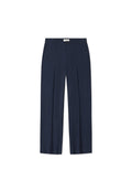 Navyblaue Hose mit gefaltetem Vorderteil, geraden Beinen und zwei seitlichen Taschen. Hergestellt aus einem glatten, leichten Stoff.