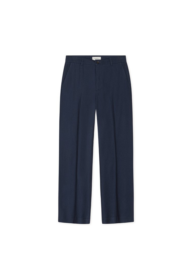 Navyblaue Hose mit gefaltetem Vorderteil, geraden Beinen und zwei seitlichen Taschen. Hergestellt aus einem glatten, leichten Stoff.