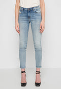 Hellblaue Jeans aus Denim mit slim fit, fünf Taschen, Gürtelschlaufen und ausgefranstem Saum. Getragen mit schwarzen spitzen Absätzen.