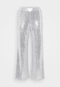 Silberne Pailletten-Hose mit weitem Bein und hohem Bund. Der Stoff glitzert und reflektiert Licht und zeichnet sich durch eine glatte, glänzende Textur aus.
