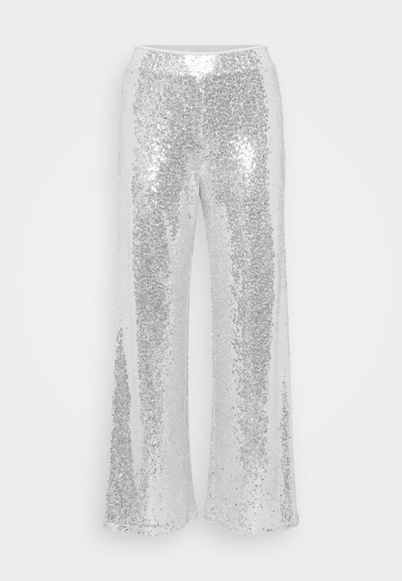 Silberne Pailletten-Hose mit weitem Bein und hohem Bund. Der Stoff glitzert und reflektiert Licht und zeichnet sich durch eine glatte, glänzende Textur aus.
