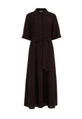 Langes braunes Kleid mit kurzen Ärmeln, Kragen, zwei Brusttaschen und einem passenden Gürtel in der Taille. Glattes Material mit leichtem Stoff.