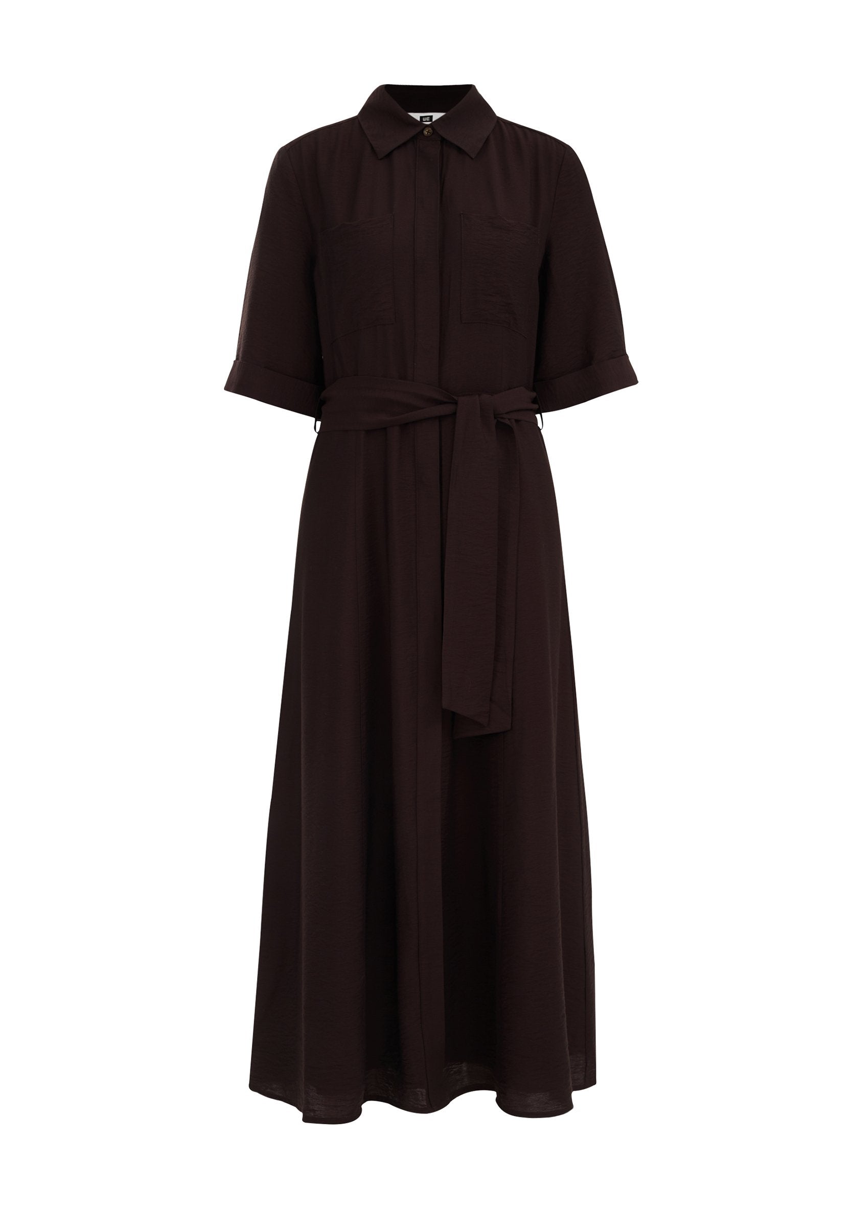 Langes braunes Kleid mit kurzen Ärmeln, Kragen, zwei Brusttaschen und einem passenden Gürtel in der Taille. Glattes Material mit leichtem Stoff.