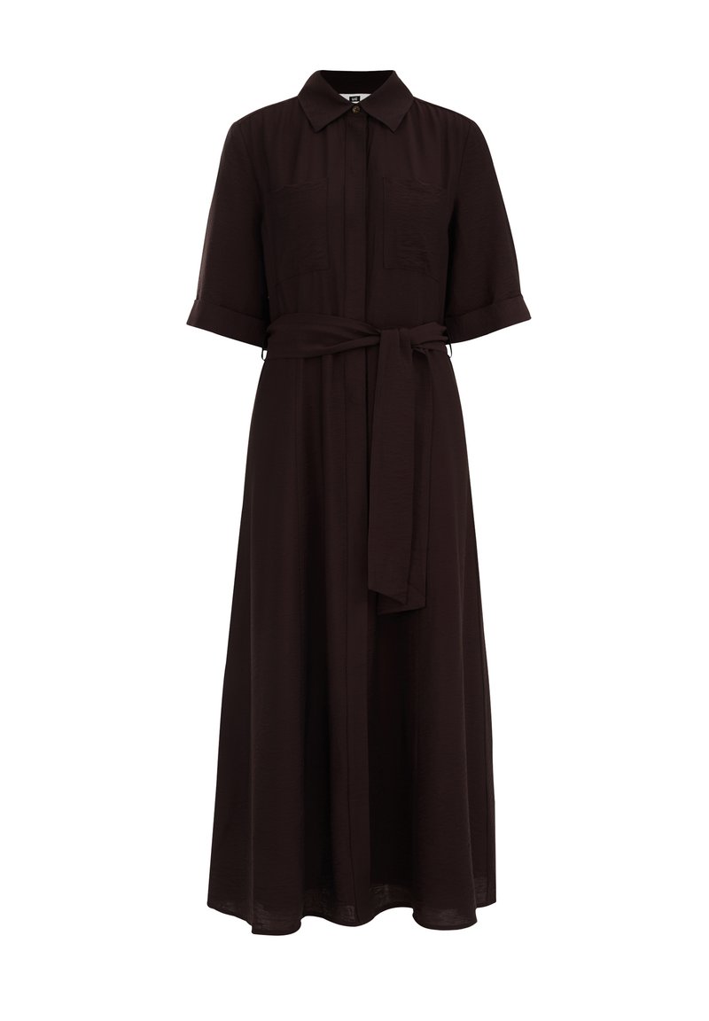Langes braunes Kleid mit kurzen Ärmeln, Kragen, zwei Brusttaschen und einem passenden Gürtel in der Taille. Glattes Material mit leichtem Stoff.