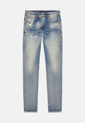 Hellblaue Skinny Jeans mit ausgewaschenen Stellen, Destroyed-Details, Vordertaschen und Knopfverschluss, flach auf einem weißen Hintergrund ausgelegt.