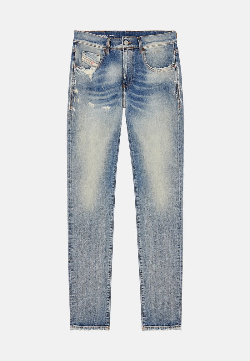 Hellblaue Skinny Jeans mit ausgewaschenen Stellen, Destroyed-Details, Vordertaschen und Knopfverschluss, flach auf einem weißen Hintergrund ausgelegt.