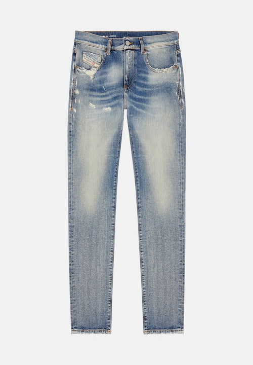 Hellblaue Skinny Jeans mit ausgewaschenen Stellen, Destroyed-Details, Vordertaschen und Knopfverschluss, flach auf einem weißen Hintergrund ausgelegt.