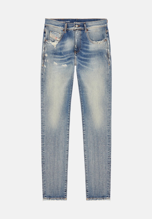Hellblaue Skinny Jeans mit ausgewaschenen Stellen, Destroyed-Details, Vordertaschen und Knopfverschluss, flach auf einem weißen Hintergrund ausgelegt.
