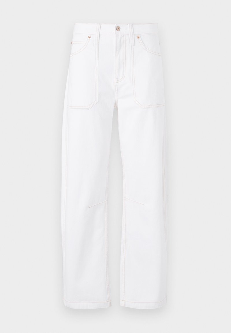Weiße Jeanshose mit geradem Beinschnitt, kontrastierendem orangefarbenem Nähen, fünf Taschen sowie einem Knopf- und Reißverschluss.