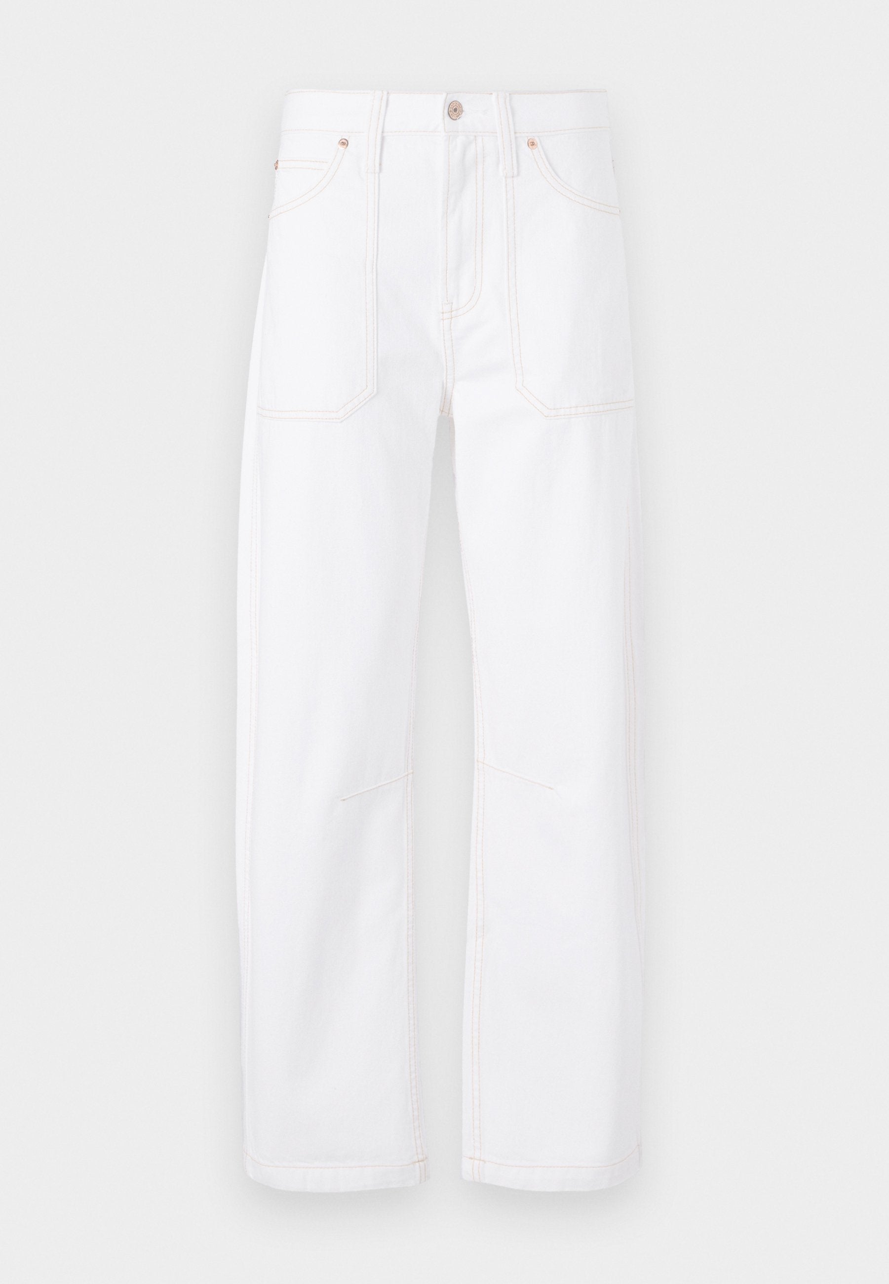 Weiße Jeanshose mit geradem Beinschnitt, kontrastierendem orangefarbenem Nähen, fünf Taschen sowie einem Knopf- und Reißverschluss.