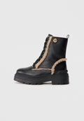 Schwarze Leder-Stiefeletten mit dicker Sohle, ausgestattet mit einem flauschigen hellbraunen Futter, goldenen Ösen und einem seitlichen Logodetail. Mit Schnürverschluss.
