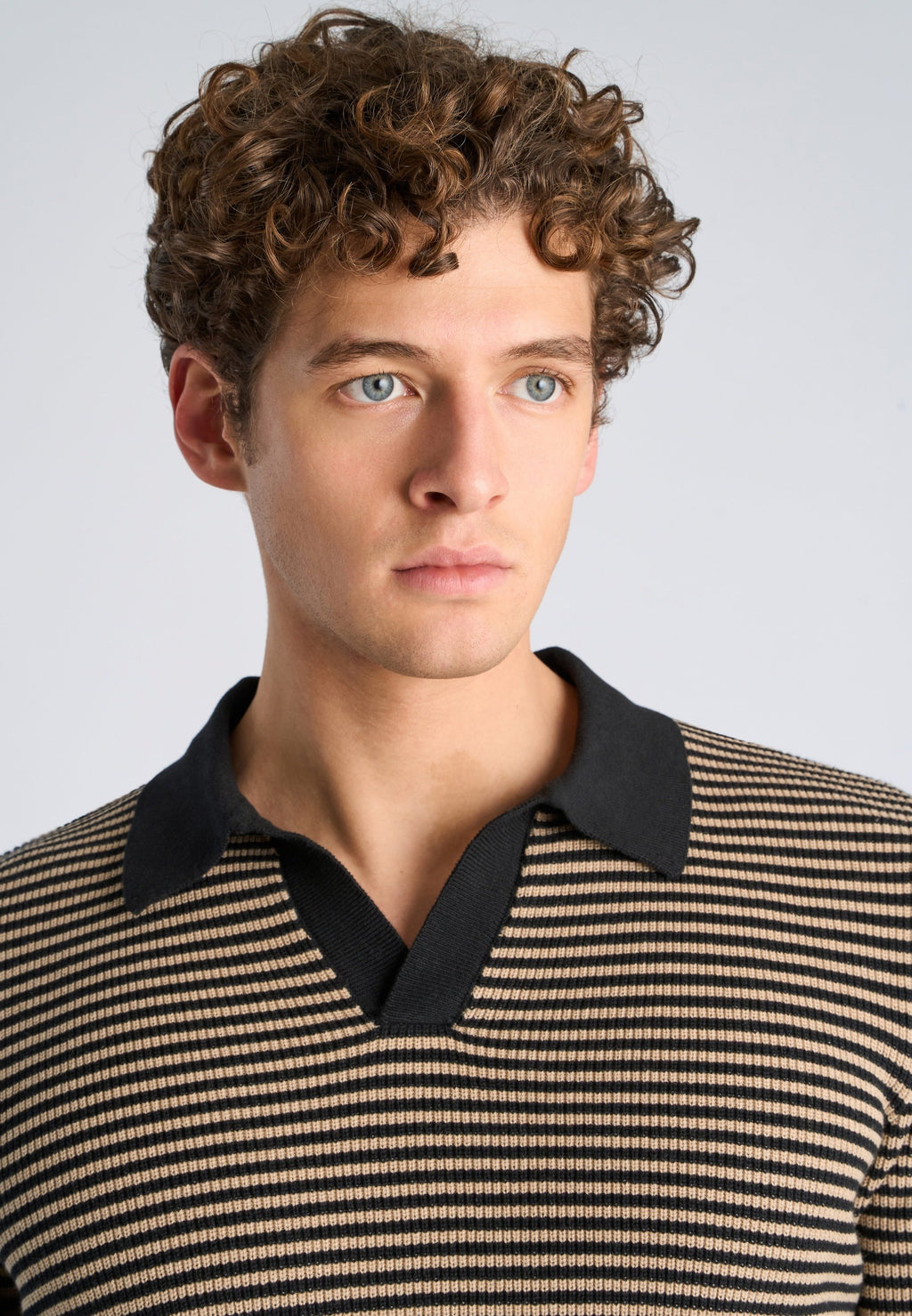 V-NECK  Media 6