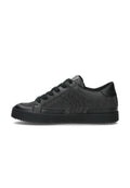 Schwarzer Sneaker mit niedrigem Schaft aus Stoff- und Ledertexturen, runder Zehenpartie, Schnürverschluss und profilierter Gummisohle, seitlich dargestellt.