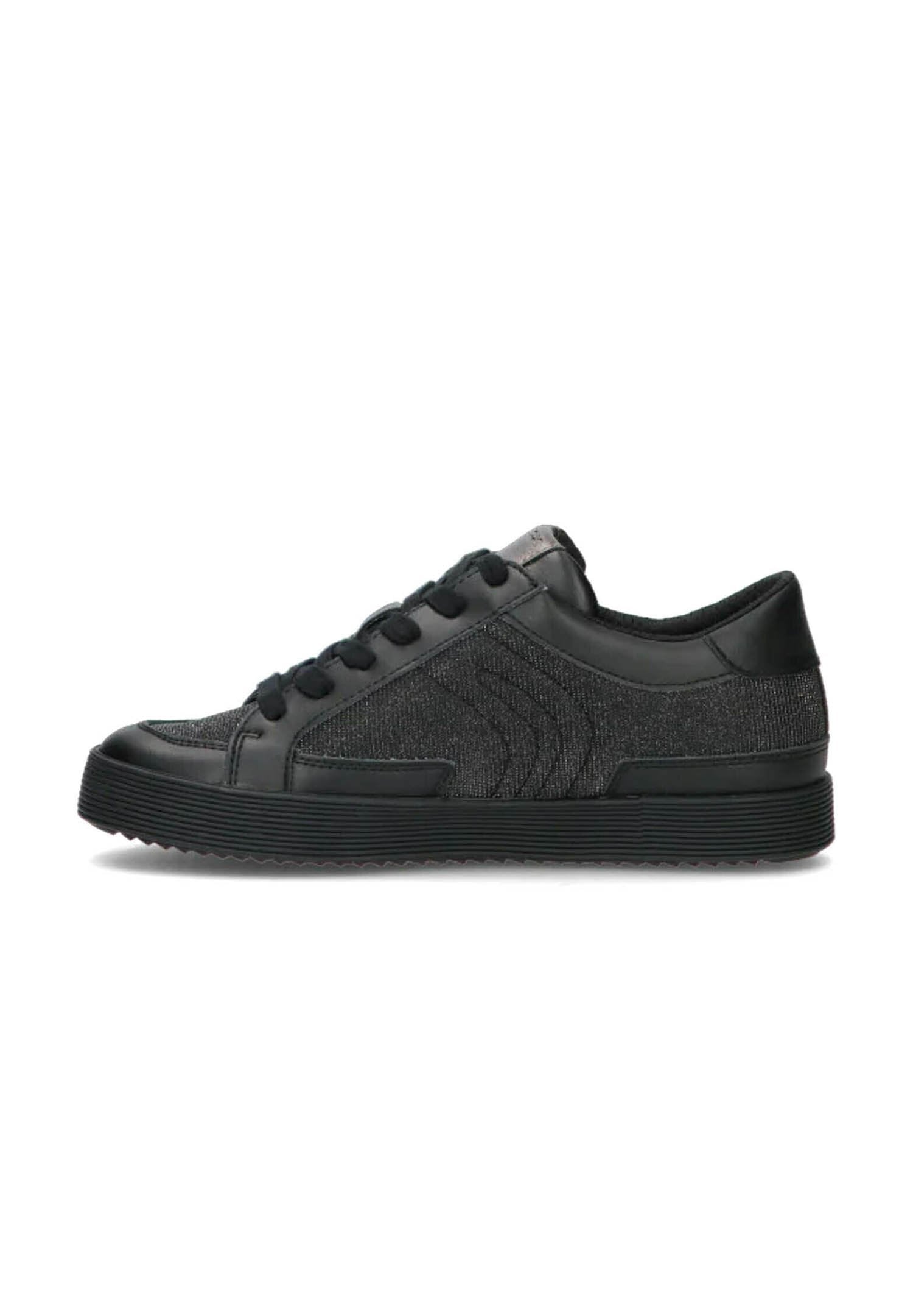 Schwarzer Sneaker mit niedrigem Schaft aus Stoff- und Ledertexturen, runder Zehenpartie, Schnürverschluss und profilierter Gummisohle, seitlich dargestellt.