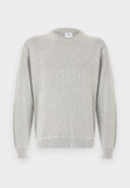 Hellgrauer, gerippter Strickpullover mit Rundhalsausschnitt und langen Ärmeln, mit einem GAP-Label am Kragen, auf weißem Hintergrund dargestellt.