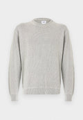 Hellgrauer, gerippter Strickpullover mit Rundhalsausschnitt und langen Ärmeln, mit einem GAP-Label am Kragen, auf weißem Hintergrund dargestellt.