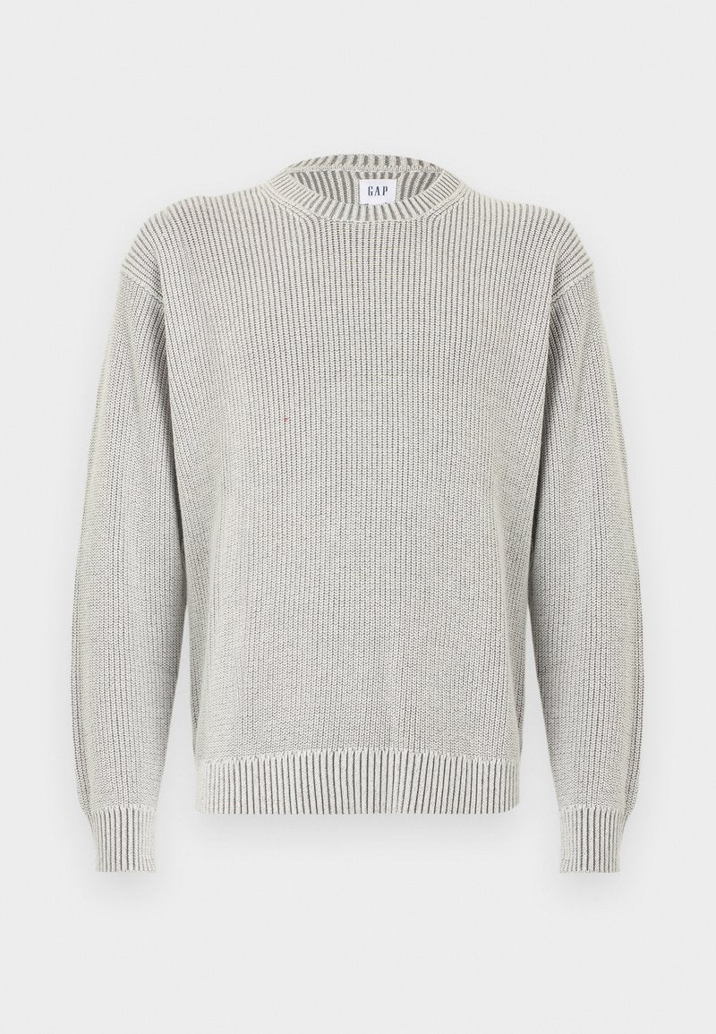 Hellgrauer, gerippter Strickpullover mit Rundhalsausschnitt und langen Ärmeln, mit einem GAP-Label am Kragen, auf weißem Hintergrund dargestellt.
