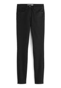 Schwarze Slim-Fit-Jeans mit Vorder- und Gesäßtaschen, Gürtelschlaufen und einem Knopfverschluss an der Taille.