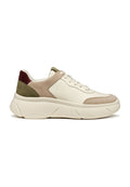 Weißer Sneaker aus strukturiertem Leder mit Wildlederakzenten in Beige, Oliv und Burgundy. Dicke Sohle mit ausgeprägtem Profil und Schnürung.