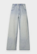 Helle blaue Denim-Jeans im weiten Schnitt mit einem verblassten Effekt, ausgestattet mit zwei frontalen Taschen und einer geraden Passform, mit Reißverschluss und Knopfverschluss.