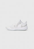 Weißer Sportschuh mit einem Obermaterial aus Mesh, ausgestattet mit einem silbernen Nike-Swoosh, strukturiertem Sohlen und weißen Schnürsenkeln. Rundliche Zehenform und gepolsterter Kragen.