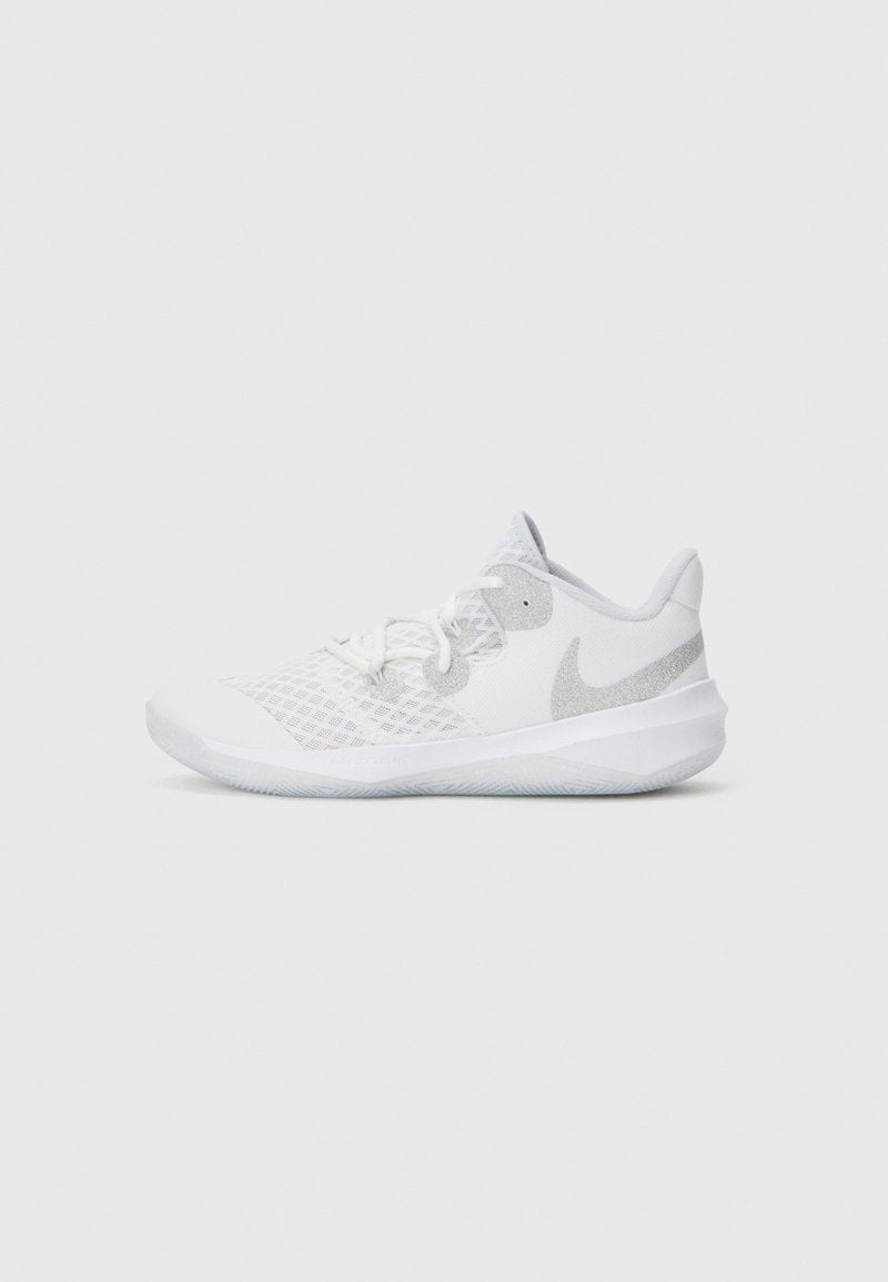 Weißer Sportschuh mit einem Obermaterial aus Mesh, ausgestattet mit einem silbernen Nike-Swoosh, strukturiertem Sohlen und weißen Schnürsenkeln. Rundliche Zehenform und gepolsterter Kragen.