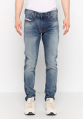 Blaue Jeans aus Denim mit einem ausgewaschenen Look, fünf Taschen und einem Knopfverschluss. Getragen mit beigen Sneakers.