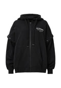 Schwarze Reißverschluss-Hoodie mit geräumigem Design, ausgestattet mit Druckknopf-Details an den Ärmeln und Fronttaschen; weicher Stoff und minimale Markenkennzeichnung.