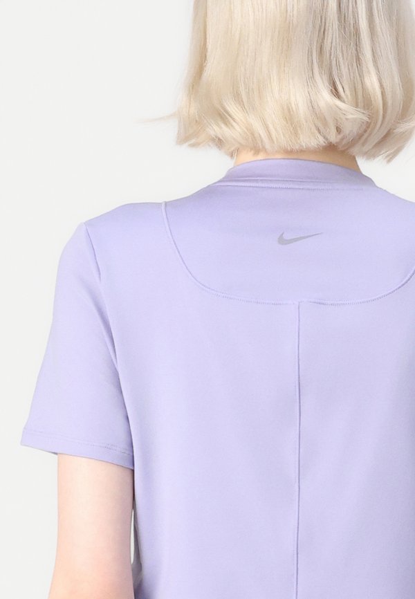 Nike Performance ONE
