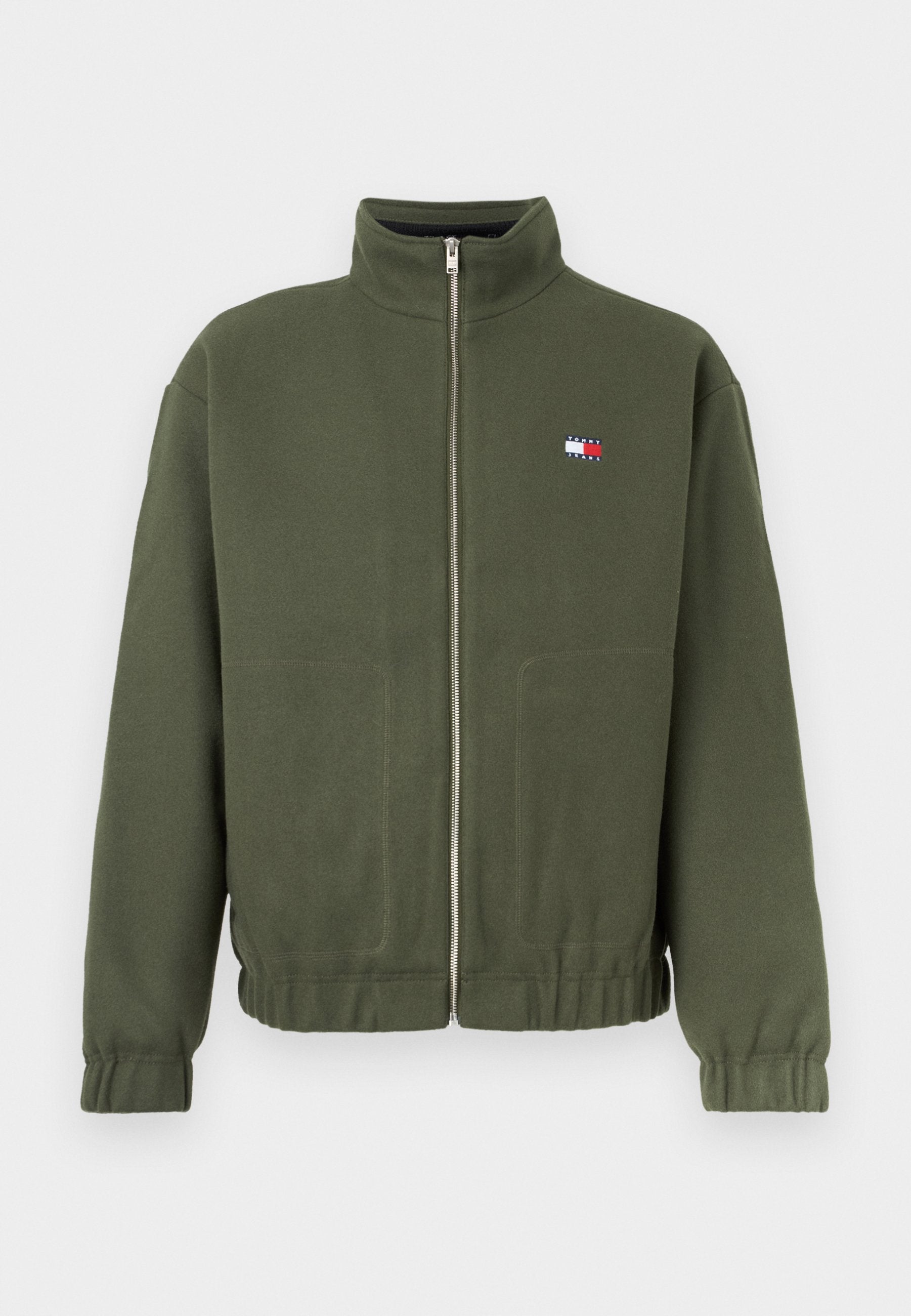 Olivgrüne Zip-Jacke aus weichem Stoff, mit Stehkragen und elastischen Bündchen, versehen mit einem kleinen mehrfarbigen Logo auf der Brust.