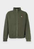 Olivgrüne Zip-Jacke aus weichem Stoff, mit Stehkragen und elastischen Bündchen, versehen mit einem kleinen mehrfarbigen Logo auf der Brust.