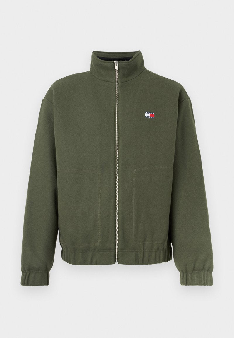 Olivgrüne Zip-Jacke aus weichem Stoff, mit Stehkragen und elastischen Bündchen, versehen mit einem kleinen mehrfarbigen Logo auf der Brust.