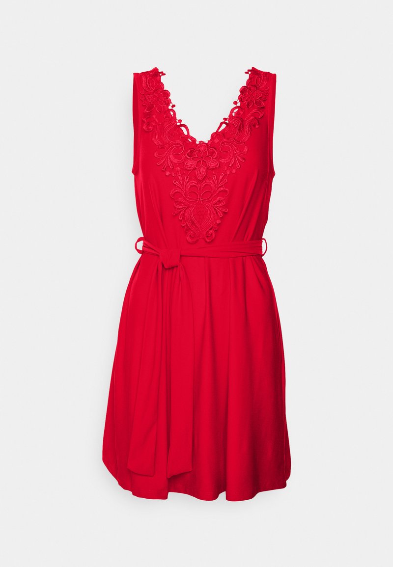 Rotes Kleid mit V-Ausschnitt und bestickten Blumenmotiven, ärmellosem Design und einem Bindegürtel in der Taille. Glatte Stofftextur.