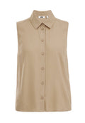 Beige ärmellose Bluse mit durchgehender Knopfleiste, spitzem Kragen und glatter Textur, mit fünf passenden Knöpfen in der Mitte.