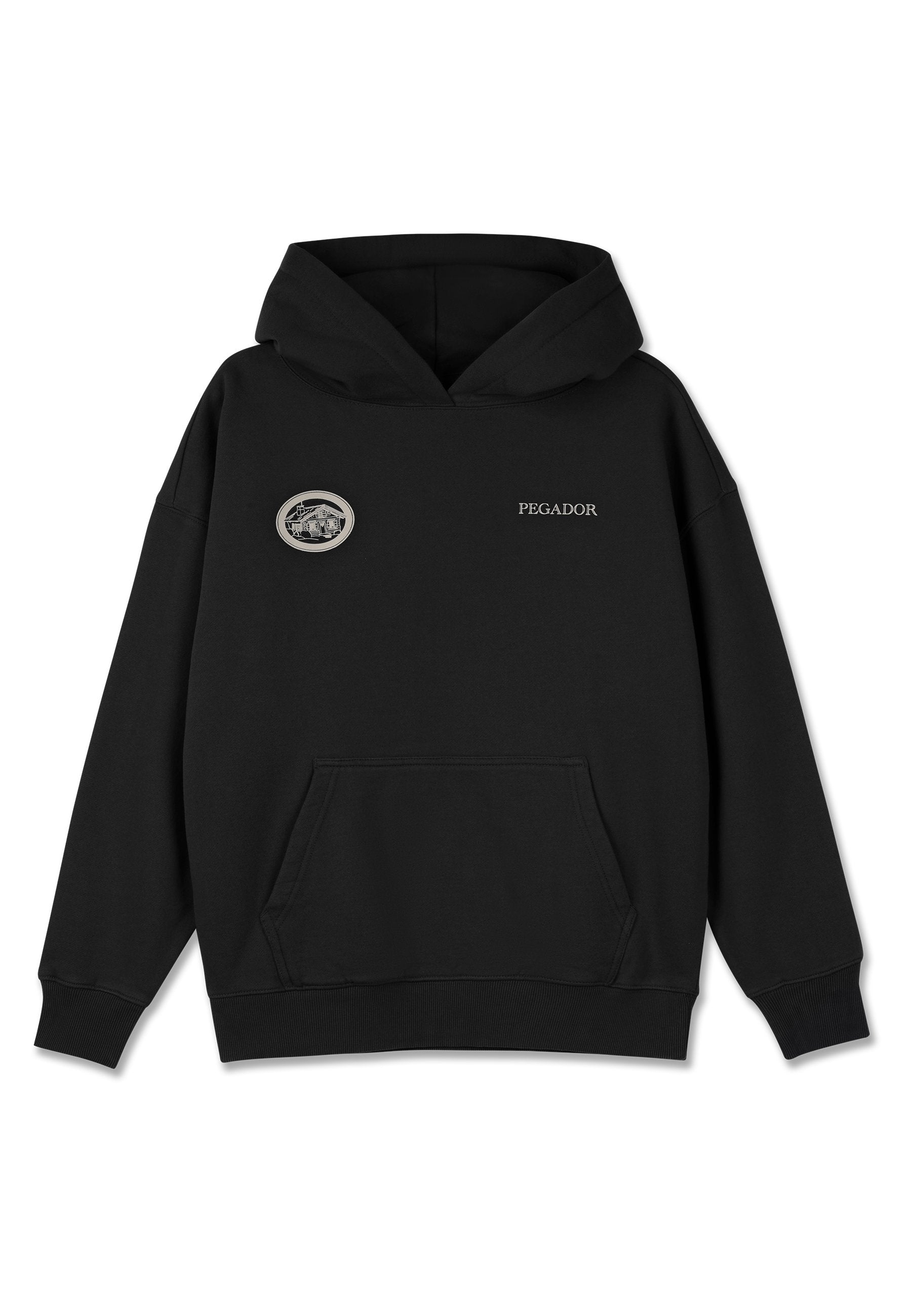 Schwarzer Pullover-Hoodie mit großer Fronttasche, gerippten Ärmelabschlüssen und Saum, mit einem kreisförmigen Logo auf der Brust und dem Aufdruck "PEGADOR" auf der Vorderseite.