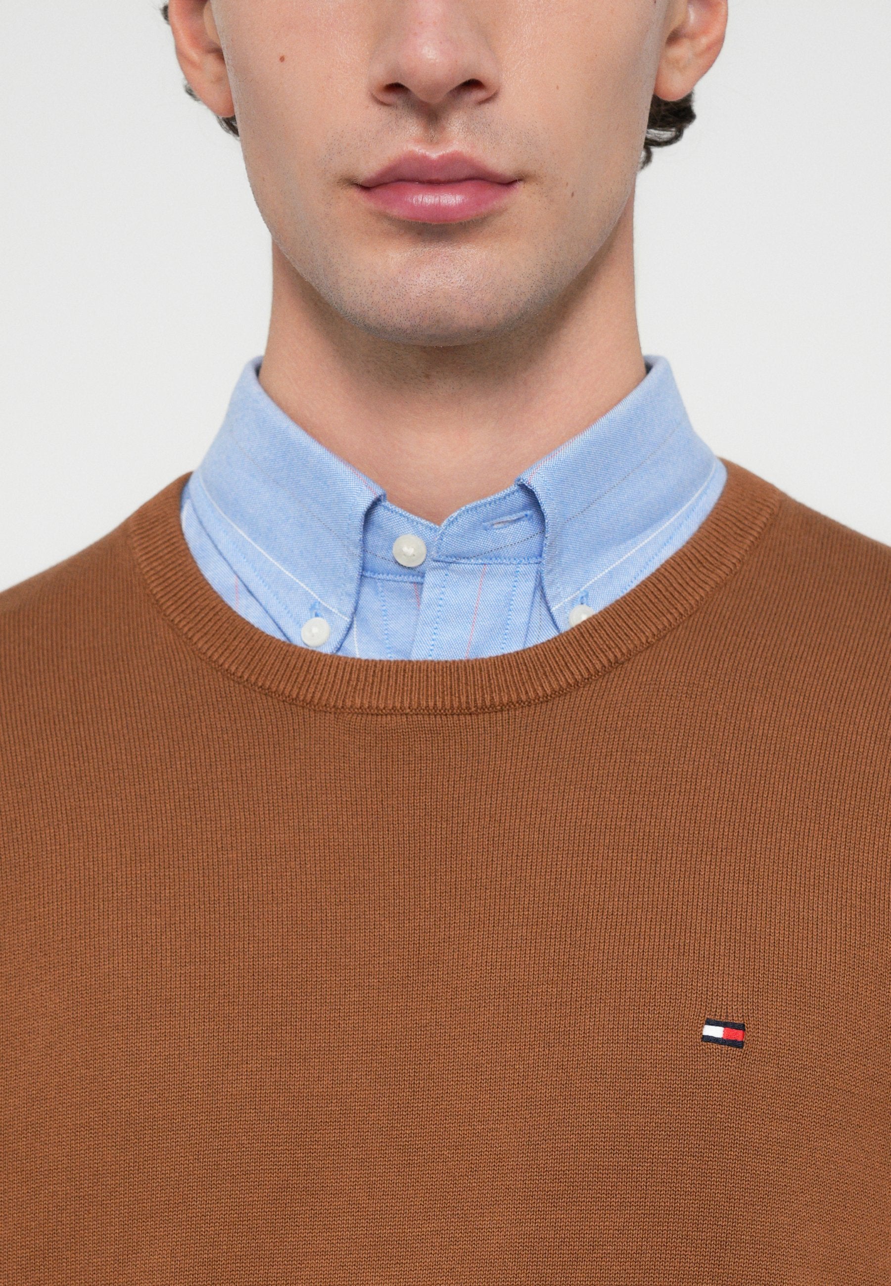 CREW NECK  Media 6