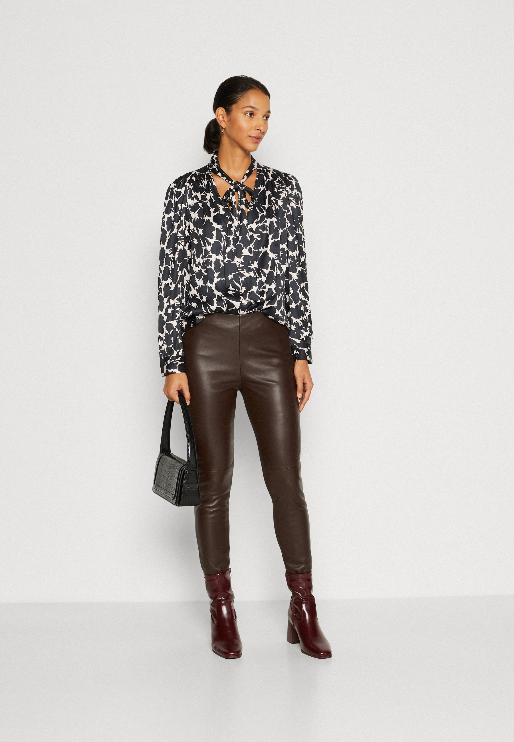GAP TIE NECK